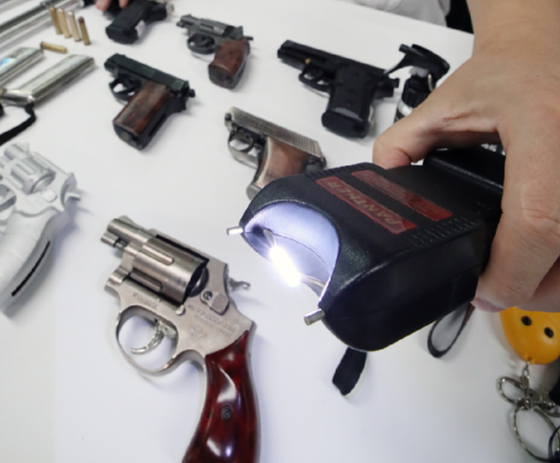 모르는 여성에게 전기충격기를 쓰고 달아난 40대 남성이 경찰에 붙잡혔다. 본 기사와 무관한 이미지. [사진=뉴시스]