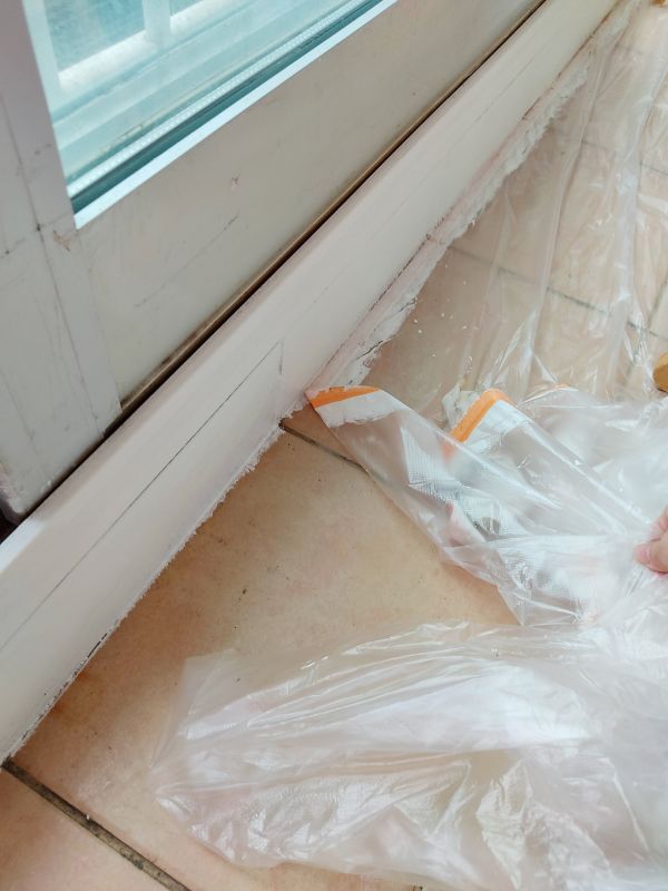 마스킹 테이프를 떼어내는데 얼룩덜룩한 마감면