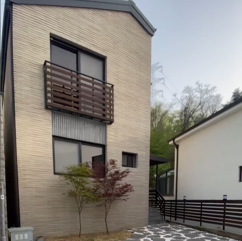 경기도 광주시에 있는 단독주택으로 뒤에는 테라스가 있으면서, 숲이 형성되어 있어 힐링를 원하는 분들께는 너무 좋은 집이다.