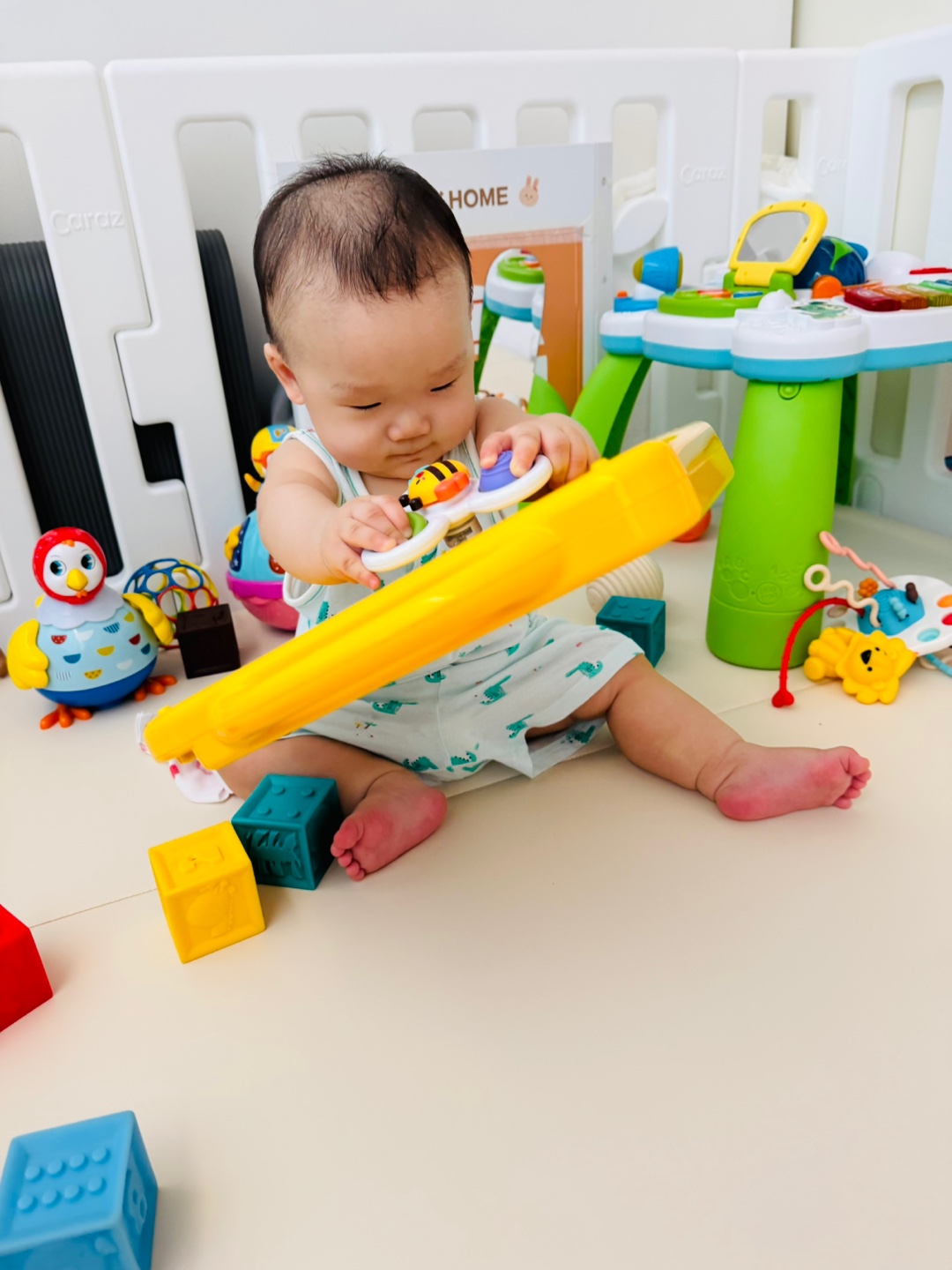 놀이판을 들어 올려 스피너가 돌아가는 모습을 바라보는 찬솔이