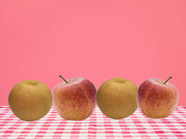 핑크 배경과 테이블보 위에 배, 사과, 배, 사과 순으로 과일이 일렬로 놓여있다.