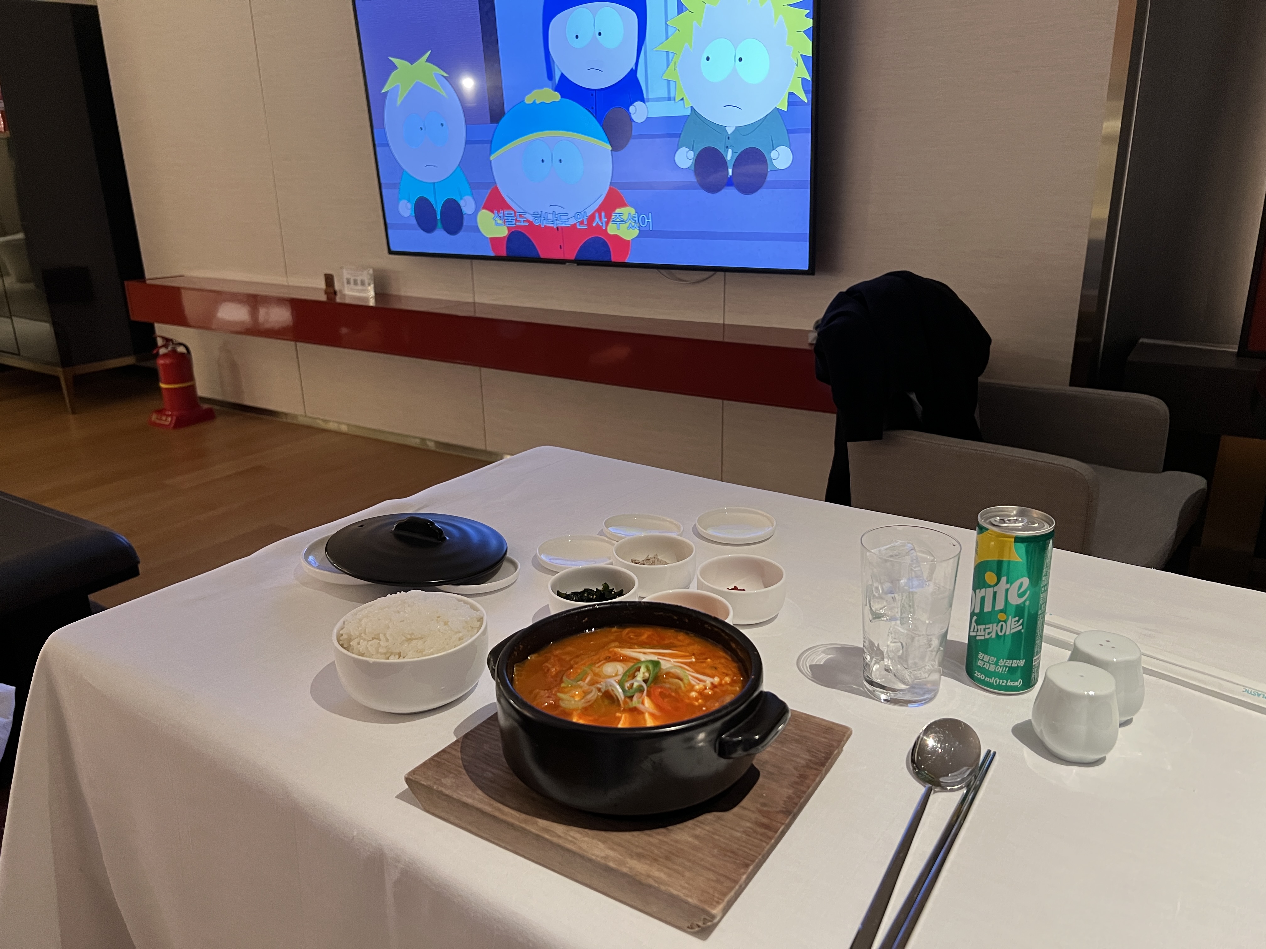 호텔에서-티비보면서-먹는-김치찌개