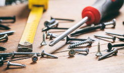 나사와 드라이버 등의 공구