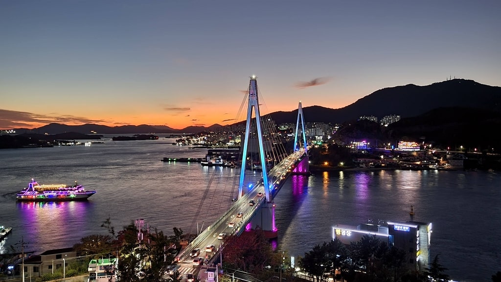 여수맛집 투어의 시작점인 돌산대교 석양 전경, 여수 10미와 갓김치로 유명한 돌산도로 향하는 아름다운 다리
