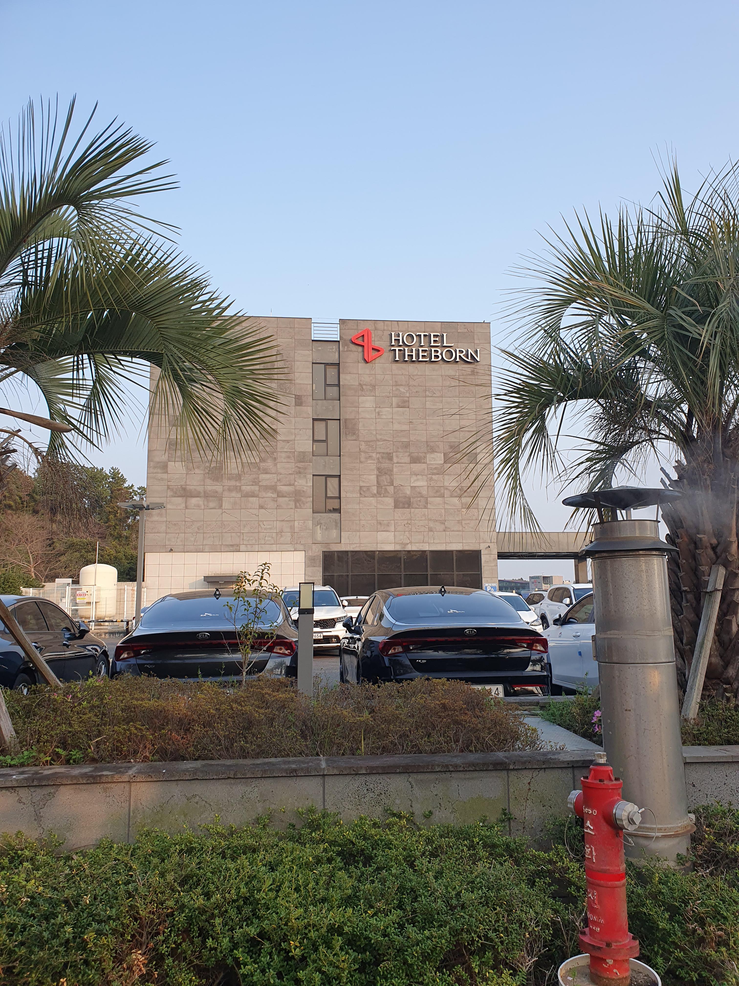 제주 호텔 더본 전경 옆에서