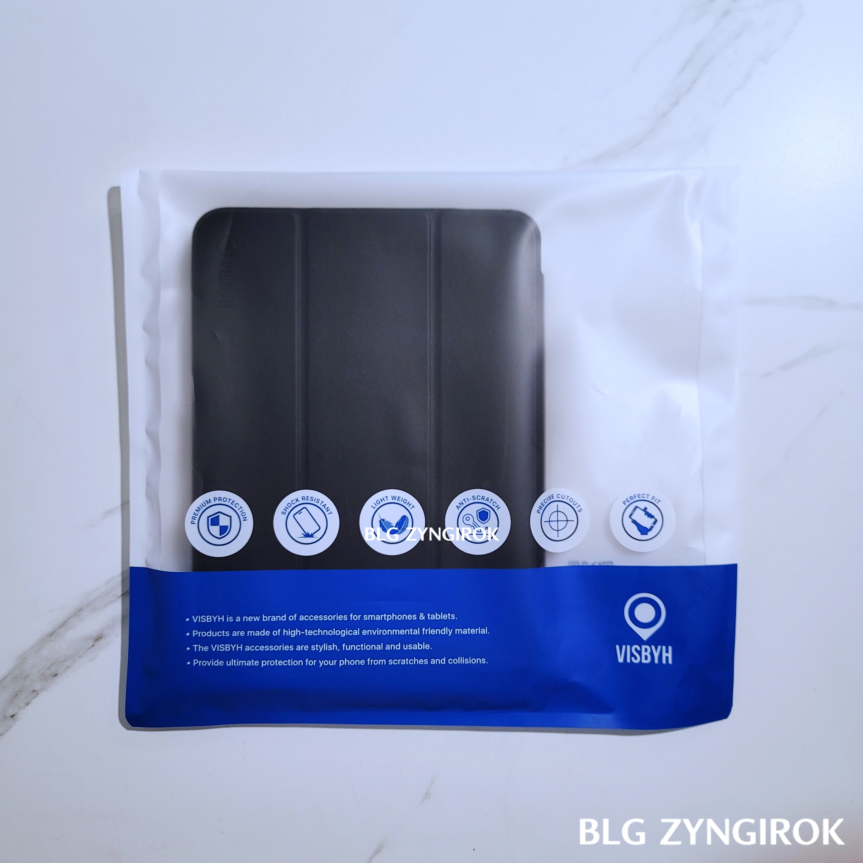 VISBYH 아이패드 미니6 케이스 상품이 테이블 위에 놓여있다.