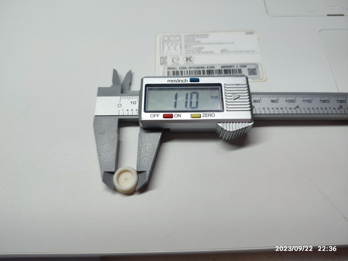 노트북 미끄럼 방지 패드 사이즈 측정 중