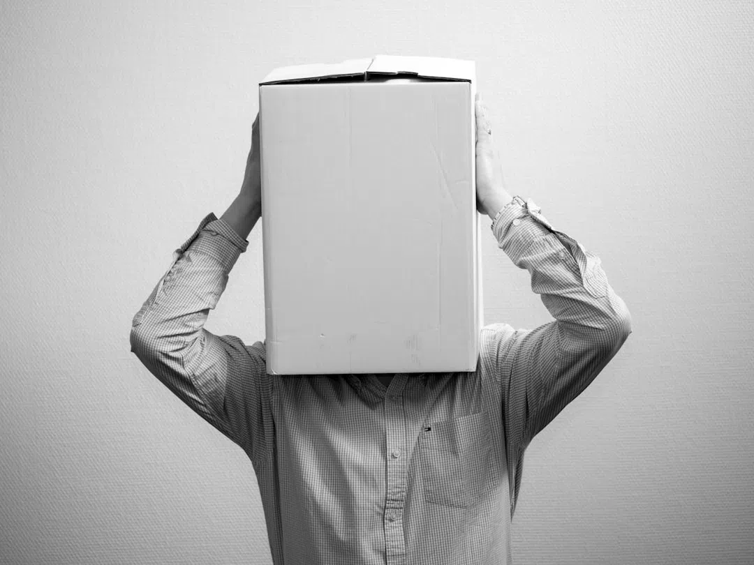 거북목-사람얼굴을 가리고 있는 이미지