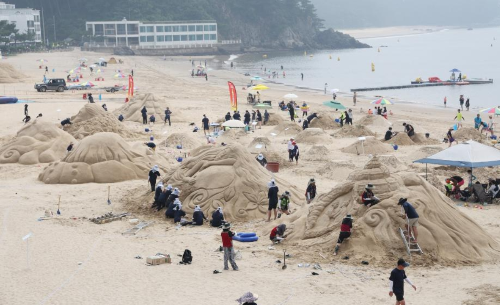 태안 모래조각 힐링페스타 전문가들의 모래조각 하는 이미지