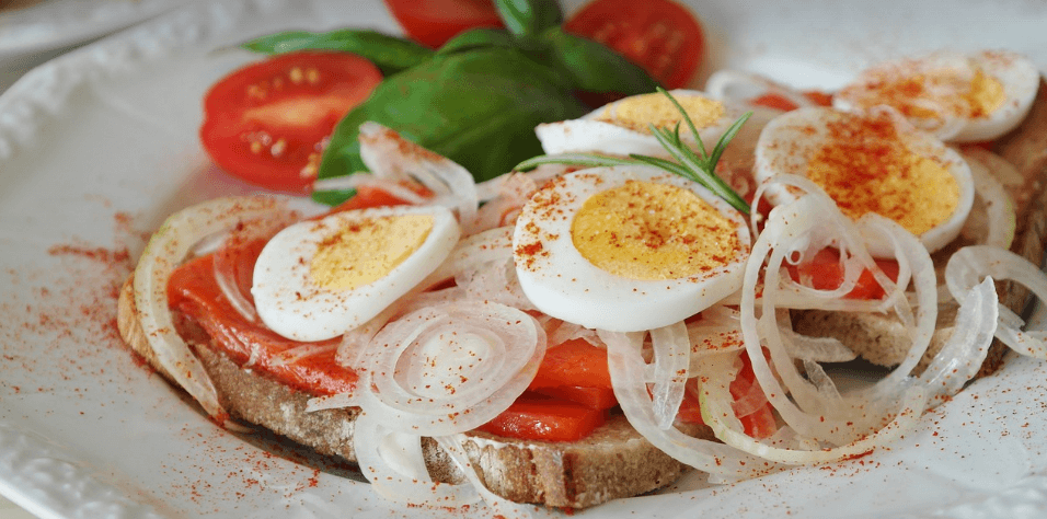 양파연어계란오픈샌드위치