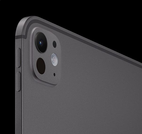 M4아이패드 프로 두께가 보이는 사진