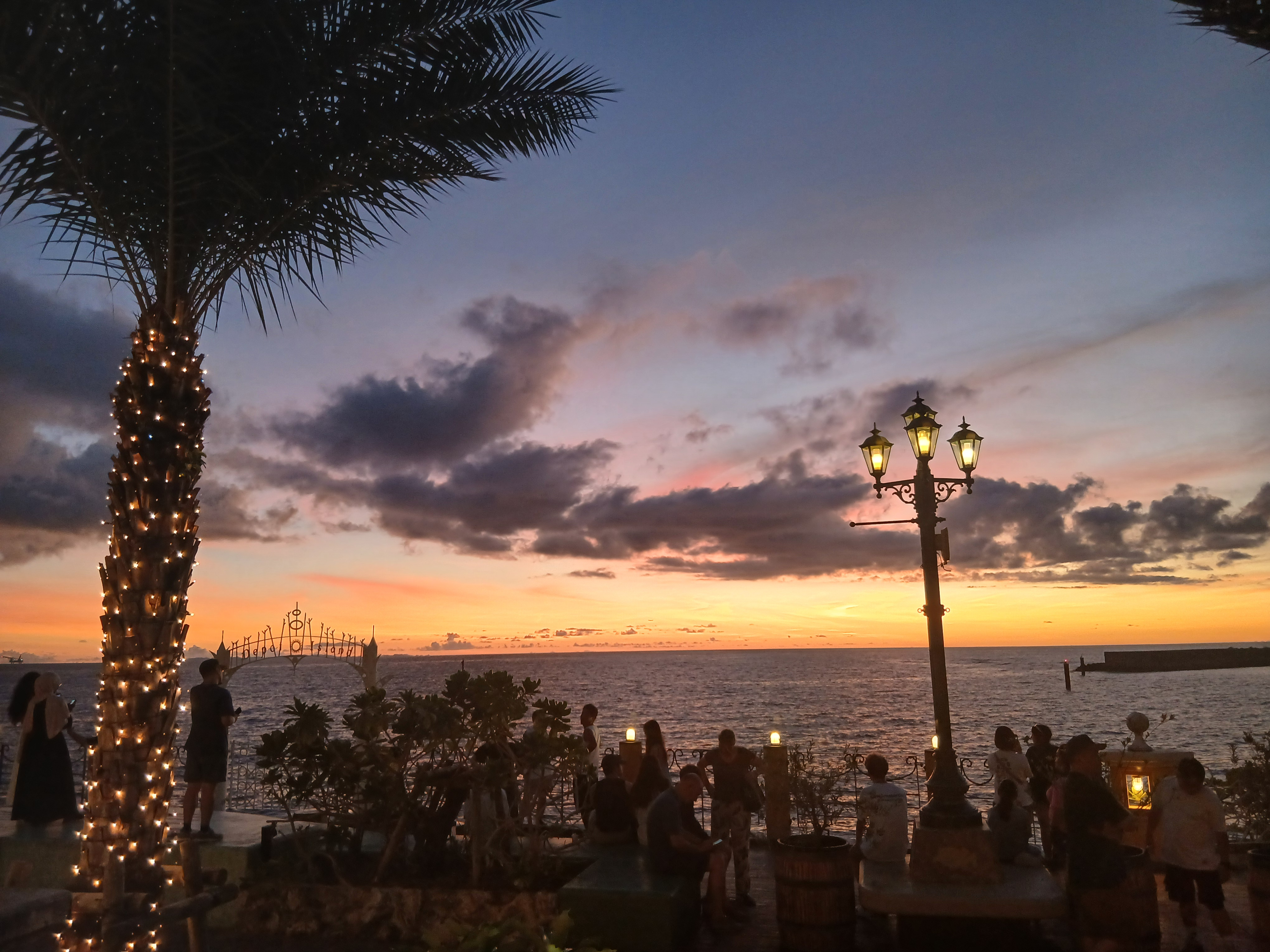 오키나와 아메리칸 빌리지 야경 바다 노을 커플 여행 분위기