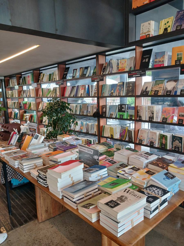 초소책방 수많은 책들