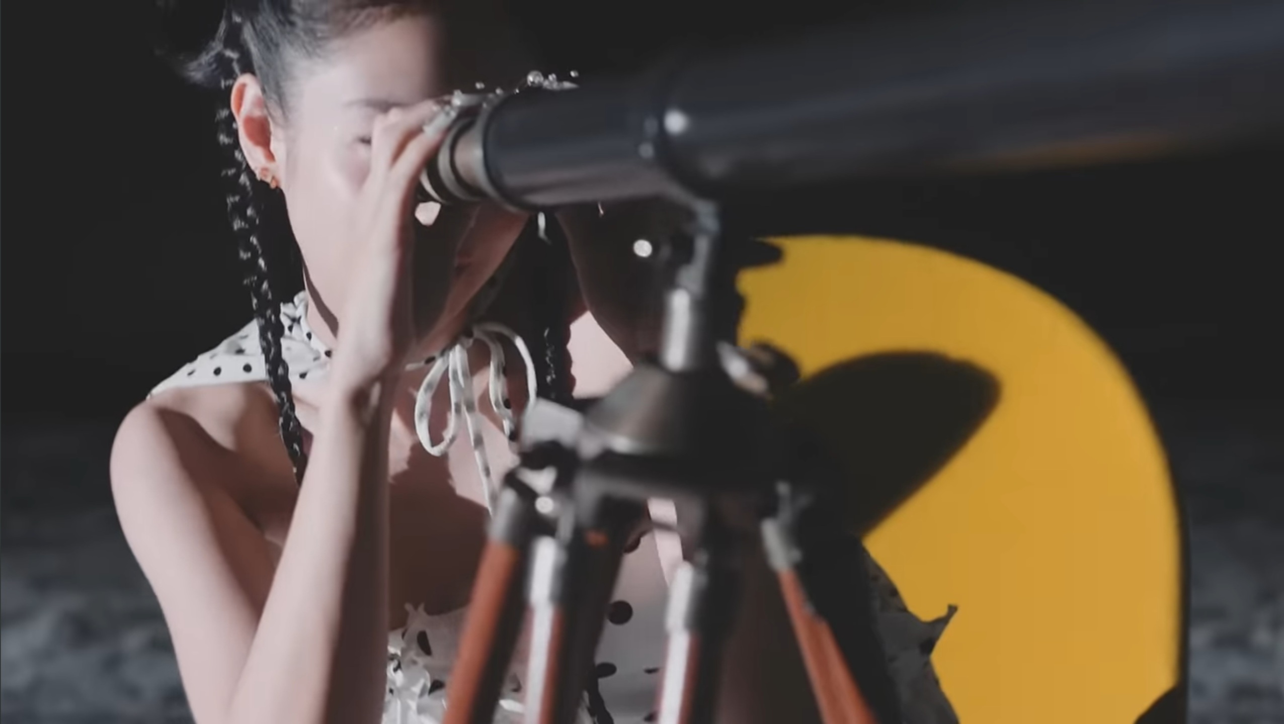 서울의 감성을 담은 제니의 화보 속 북촌 거리