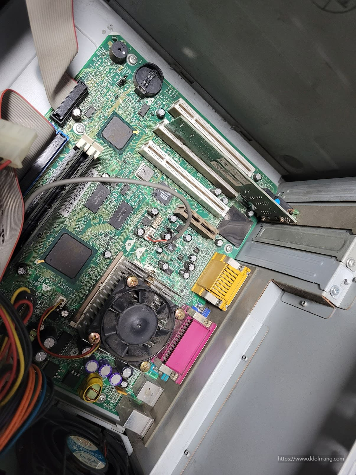 배터리가 제거된 기판