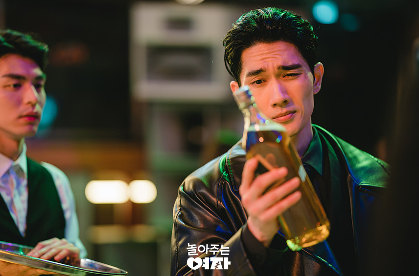 놀아주는 여자 줄거리