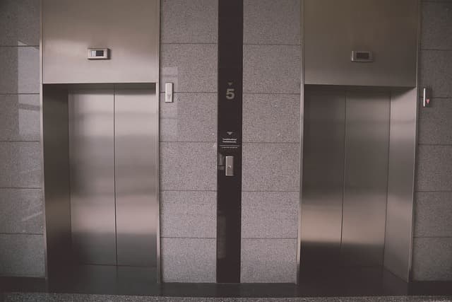 엘리베이터 안내원(Elevator Operator) &ndash; 수동식 엘리베이터 시대의 필수 직업
