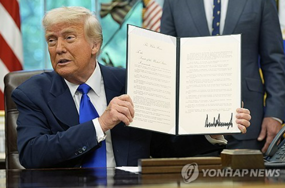 행정명령 서명하는 트럼프