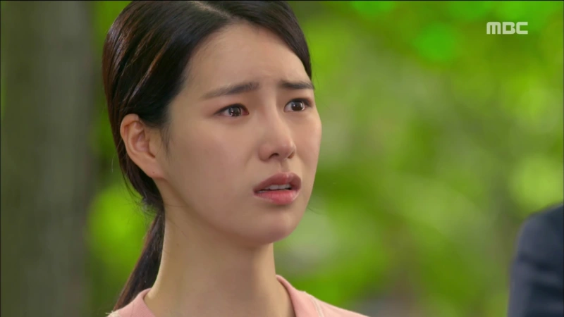 어느 공원을 배경으로 긴 갈색 머리를 뒤로 묶고 분홍색 티를 입고 울고 있는 드라마 불어라 미풍아의 출연 배우 임지연