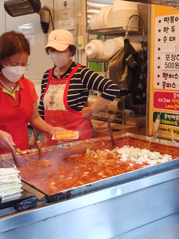 중앙떡볶이를-조리중인-사장님