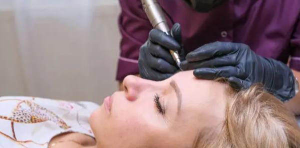 여성이 누워서 눈썹에 시술을 받고있는 사진