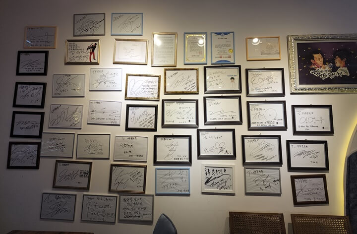 벽에 걸린 사인액자들