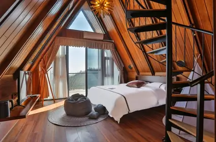 칠성산-정상에-위치한-삼각형-모양의-별장-내부