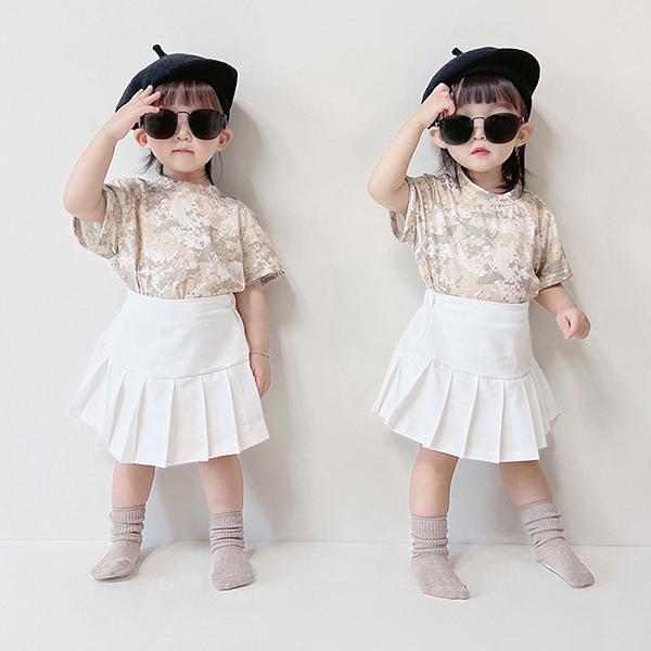 밀리터리 의상을 입고 경례 포즈 취하는 쌍둥이