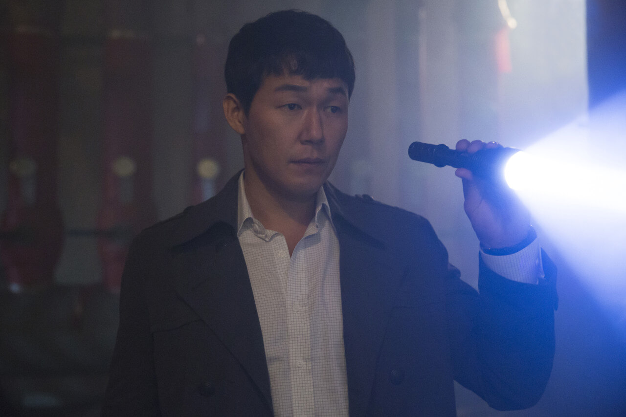 지하실을 수색하는 형사