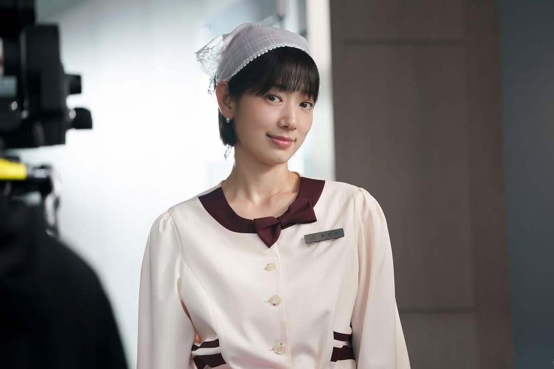 tvN 드라마 '언더커버 미쓰홍'에서 베이지색 복고풍 유니폼을 입고 하얀 레이스 두건을 쓴 채 미소 짓고 있는 배우 박신혜(홍금보 역)의 모습.