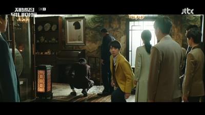 깨진 백자를 보고 현실을 지각하고 뛰어 나가는 진도준 입니다.