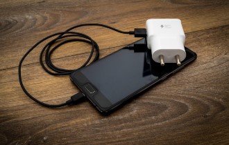 휴대폰 뒤 카드 수납&amp;#44; 무선충전할 때 정말 위험할까? 전문가 경고 총정리