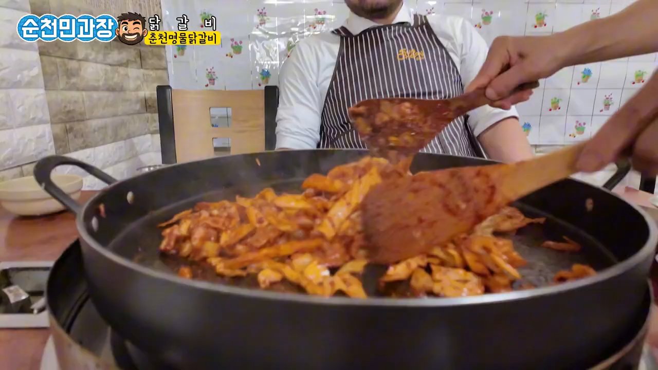 철판에 볶아 주는 닭갈비. 양배추랑 양념이 잘 어우러져서 보기만 해도 먹음직스러워요.