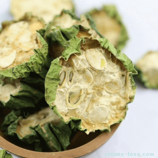 얇게 잘라 햇볕에 말린 수세미