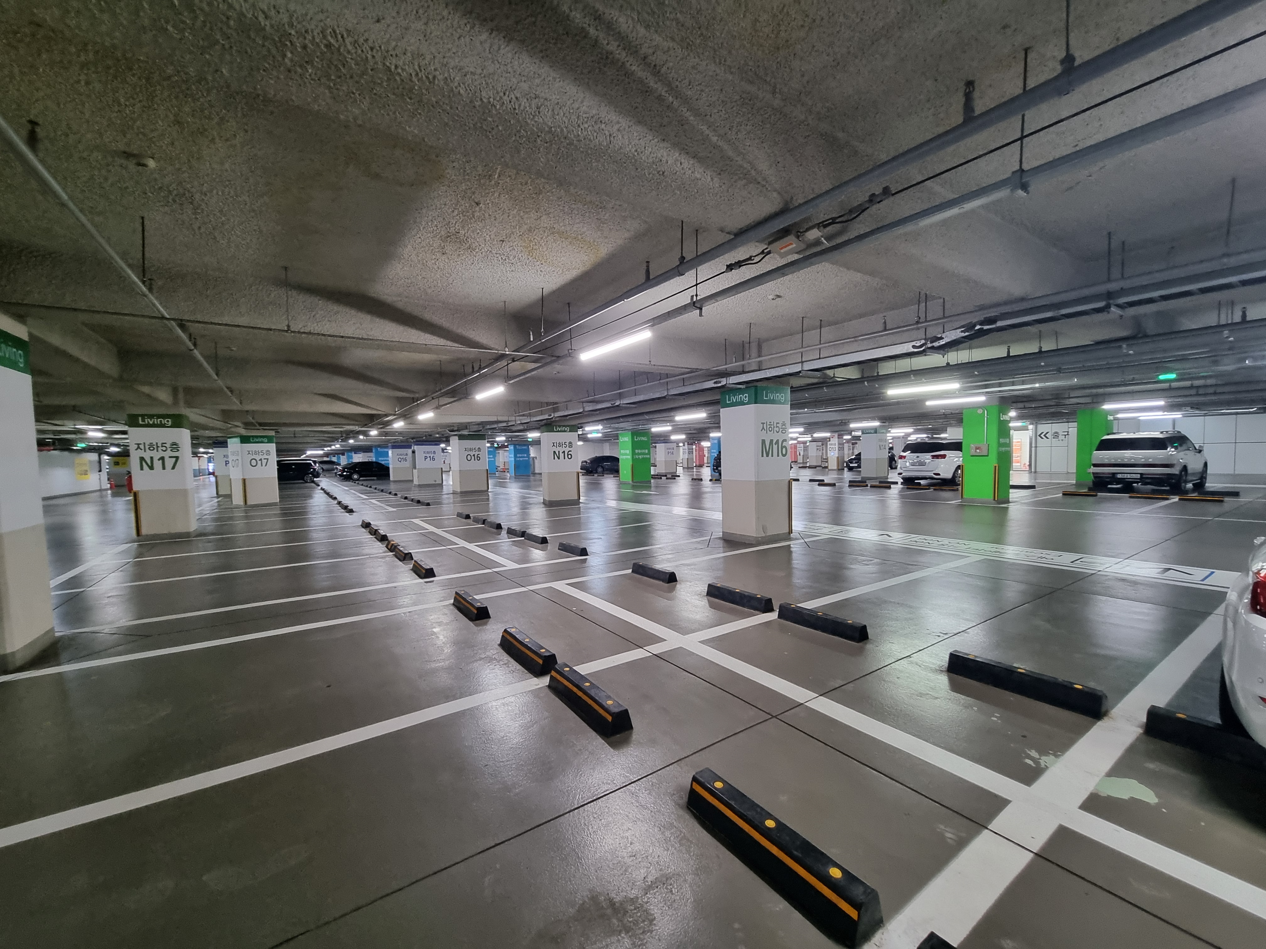 가든파이브 리빙 지하 5층&amp;#44; 한산한 지하 주차장