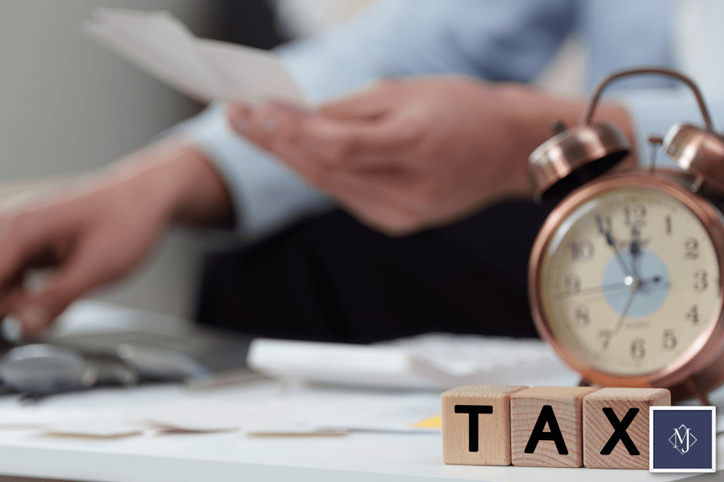 세금을 계산하고 있는 사람