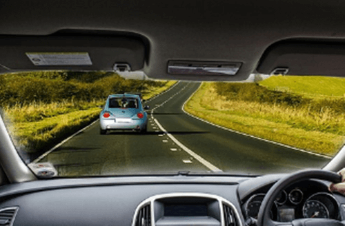 시골길 운행중 내부 창문에서 하늘색 차동차가 보이는 모습