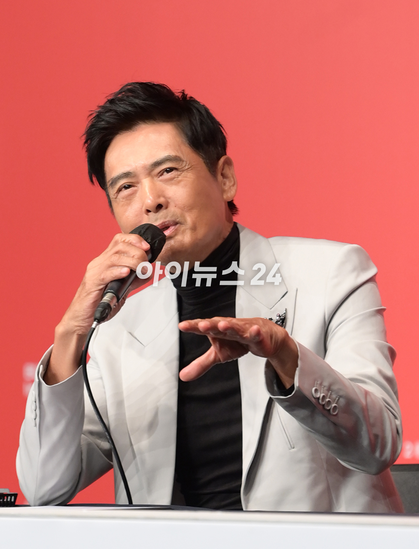 배우 주윤발(저우룬파)이&nbsp;5일 오후 부산광역시 해운대구 우동 KNN타워에서 진행된 제28회 부산국제영화제 공식 기자회견에 참석해 포토타임을 갖고 있다. [사진=정소희 기자]