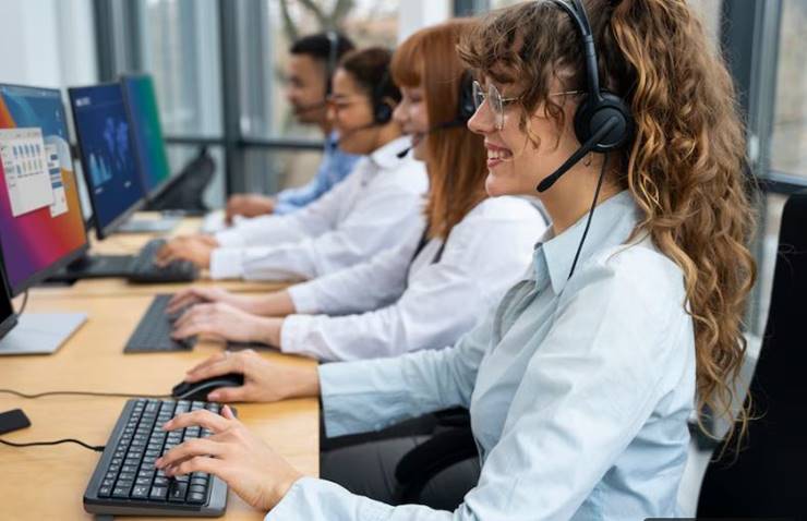 전화 상담하는 직원들