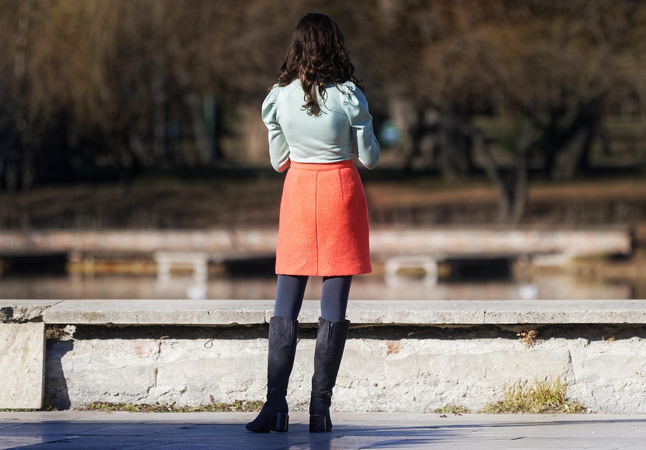 가을 미디 스커트 룩 관련 사진