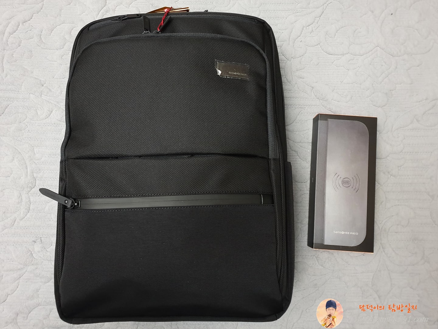 Samsonite Red BLUNTES와 무선 충전 마우스 패드 WCPAD