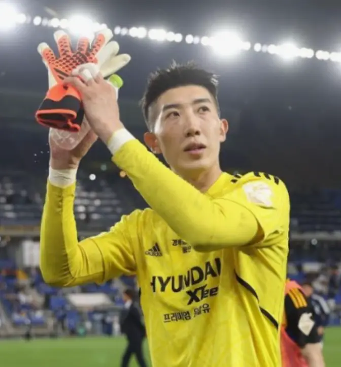 노란 유니폼을 입은 조현우가 손을 들고 박수치는 모습