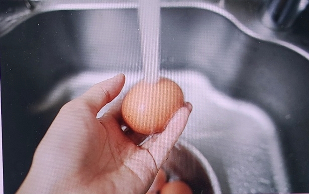 뜨거운 계란을 찬물에 식히기