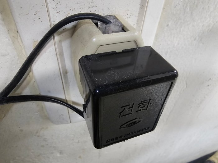 벽-전화단자에-설치된-전화플러그