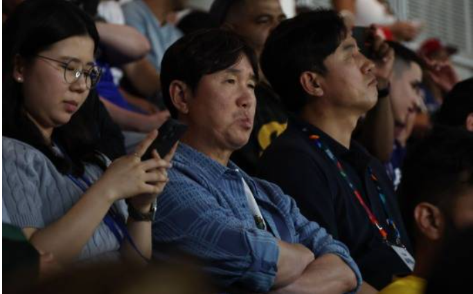 도미니카공화국 경기 관람하는 류지현 감독 사진