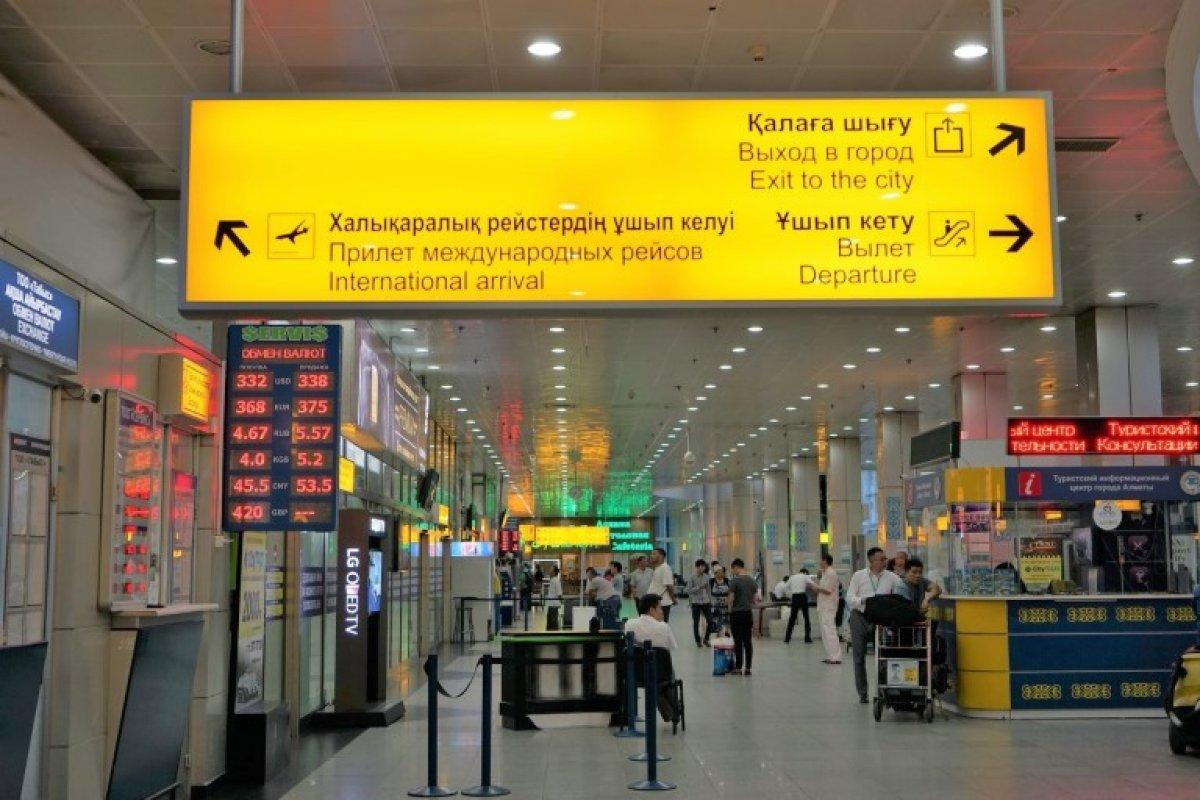 알마티 국제공항 입국장 전경