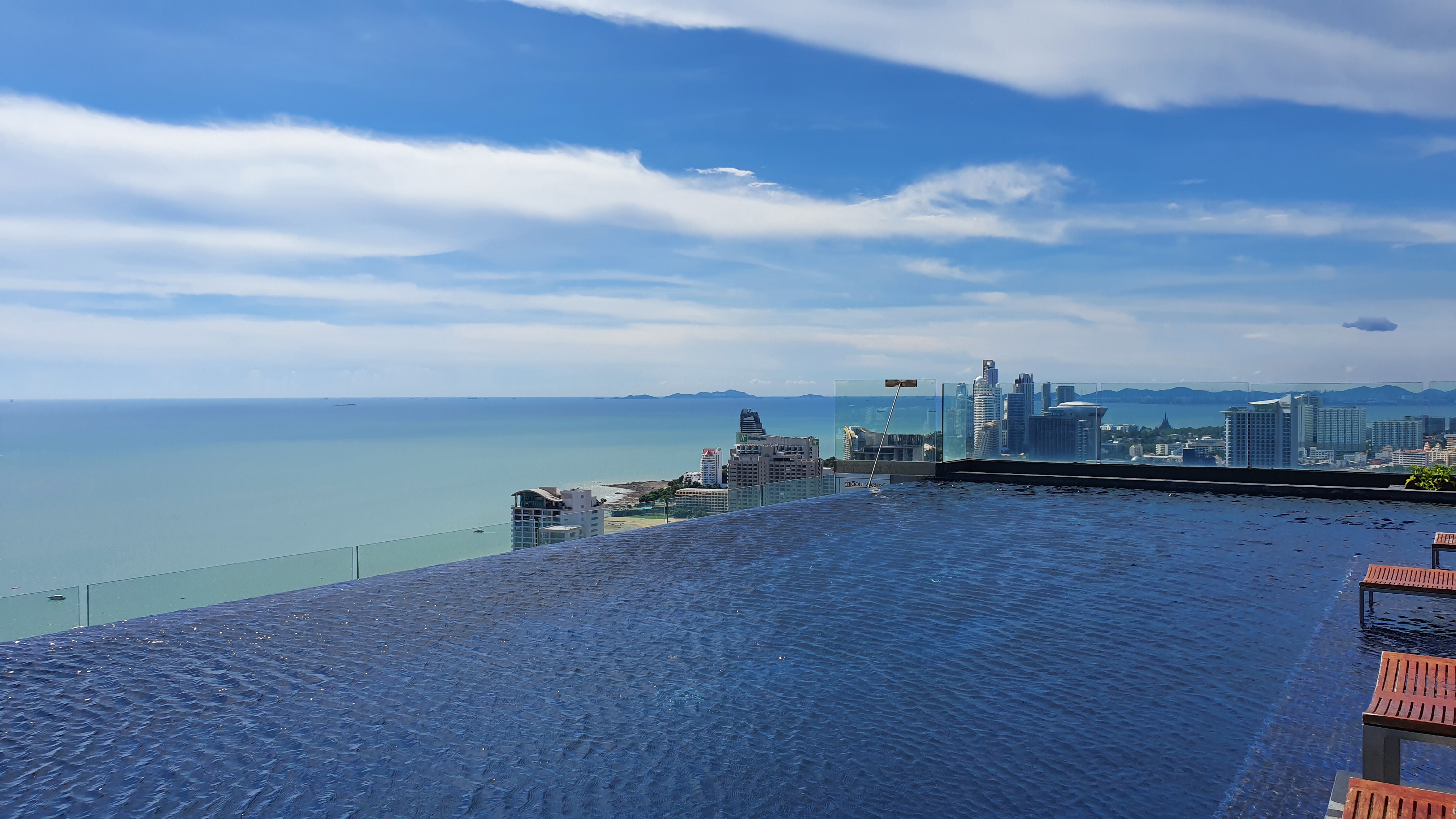 센트릭 시 파타야 콘도 수영장 뷰