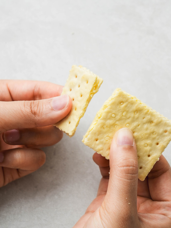 과자를 반으로 자른 손이 나온 사진