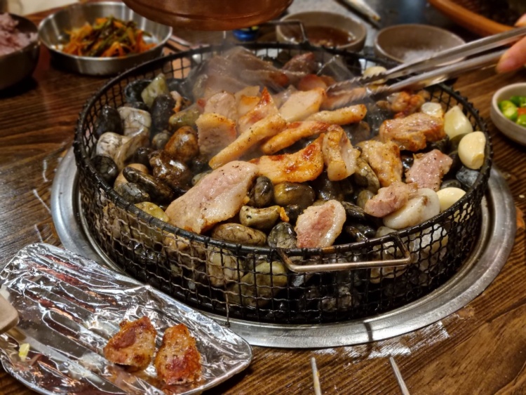 투데이 맛있는 메뉴 자갈 돌판 위에 구워 먹는 생 가브리살 오겹살 목살 삼겹살 구이 맛있는 고깃집 추천 부산 덕천동 맛집