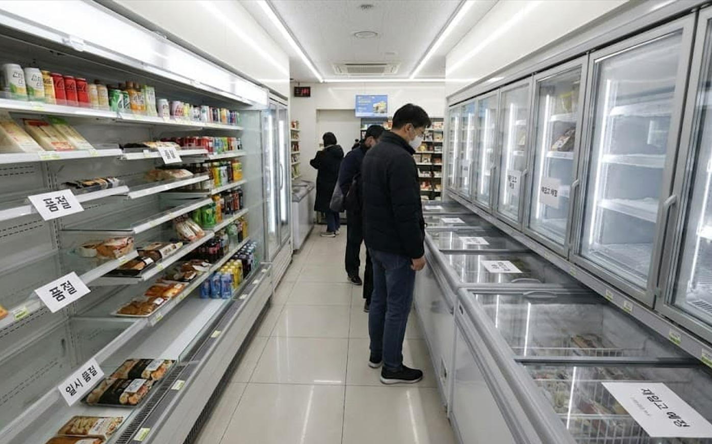 텅 빈 편의점 진열대